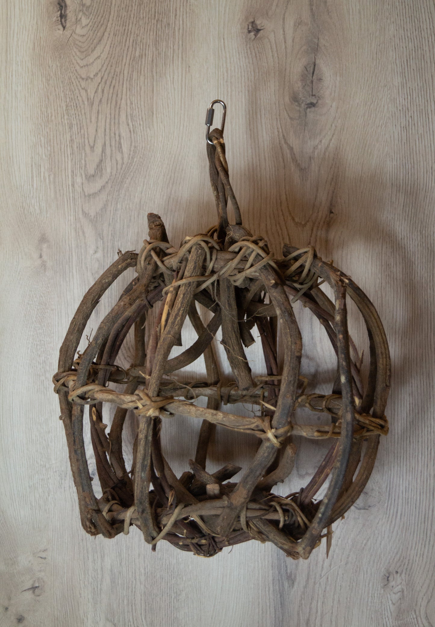 Kletterkugel aus Lianenholz mit Edelstahl- Sicherheitskarabiner Ø30cm